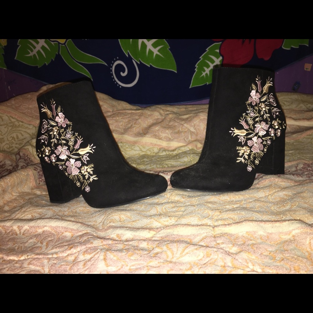 Velvet booties - Picture 2 of 3